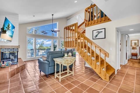 Popular Airbnb listing: Bayfront Beach access with Heated Pool! in Anna Maria