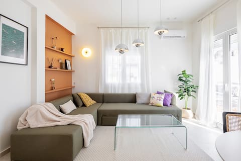 Top Airbnb: Charming flat with 60m2 terrace close to metro in ΛΟΦΟΣ ΛΑΜΠΡΑΚΗ