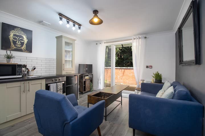 Flat 5 Willowbrook | Private Parking | Gardenview - Nuneaton