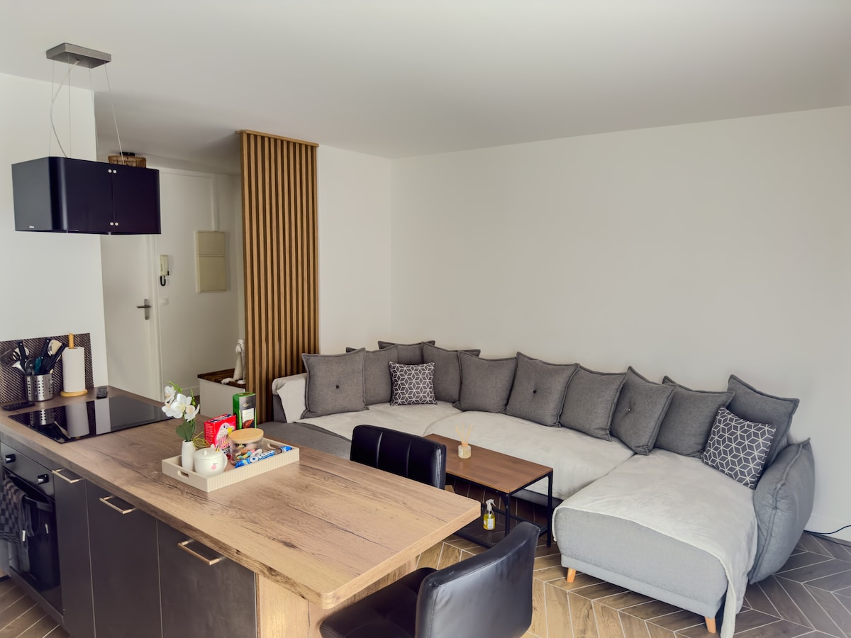 Successful Airbnb property: Underground parking, 10 min from Paris, bright in Rueil Malmaison