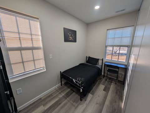 Beautiful looking room next to Forestglen metro