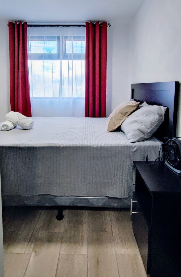 Simpatična soba s bračnim krevetom s prostranim ormarom, ručnicima i dekom