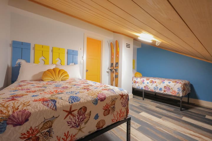 საწოლიანი ოთახი იდეალურია ბავშვებისა თუ დამატებითი სტუმრებისთვის. მასში არის 135x203 სმ ზომის საწოლი და 152x203 სმ ზომის საწოლი, ასევე, საკმარისი სივრცეა კომფორტულად დასაძინებლად.