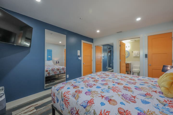 გამორჩეული, ფერადი ლუქს‑კლასის ნომერი, რომელიც ბუტიკ‑ოტელის კომფორტს გთავაზობთ: ახალი თეთრეული, დიზაინერული დეტალები და ტელევიზორი, რომ საღამოებს სახლში გაატაროთ.