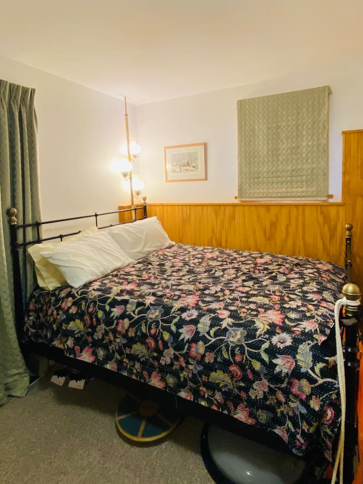 Kitanda cha Malkia wa Ziada kwenye Kiwango cha Chini