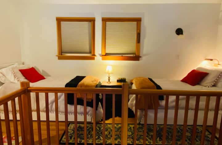 Nyumba ya sanaa kwenye Ghorofa ya 2 ina vitanda viwili vya ziada pacha/vitanda vya mchana kama inavyohitajika 