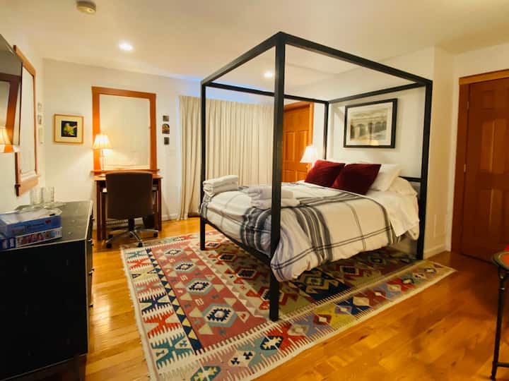 Guest Queen Four-poster with ensuite on the 1 floor 