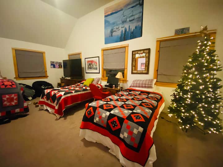 Chumba cha kulala cha familia (Malkia na Mapacha wawili) pamoja na chumba kwenye ghorofa ya 2 