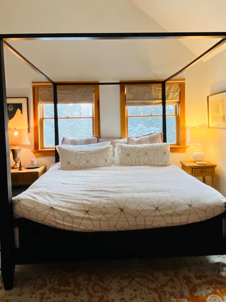 Bango la Master King Four lenye suti kwenye ghorofa ya 2 