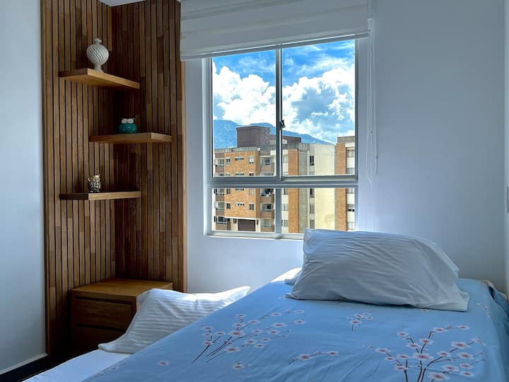 Chumba angavu chenye vitanda viwili vya mtu mmoja, kabati la mlango linaloteleza na rafu inayofanya kazi. Inafaa kwa safari za kikundi au familia.

