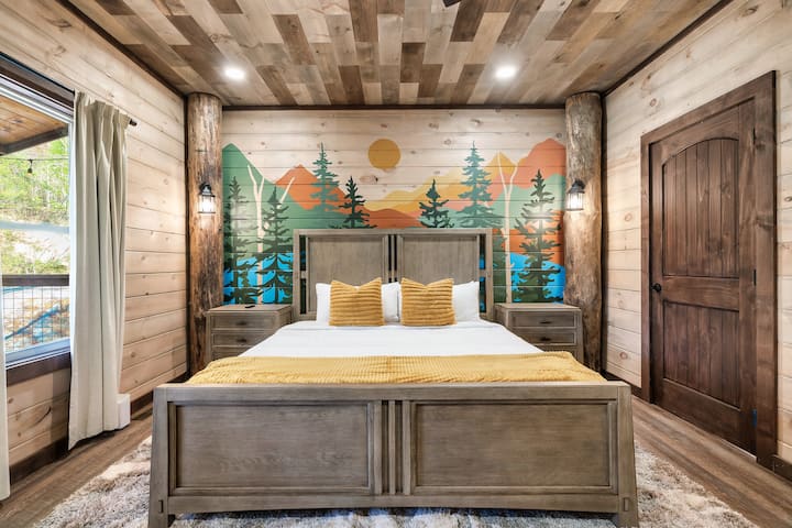Uživajte u rustikalnom luksuzu. The master King bedroom's real woodber postsed make the stage for a memorable cabin experience, and it's on the main level. Uživajte u privatnom ormaru, pametnom TV-u i kupaonici s bračnim krevetom.