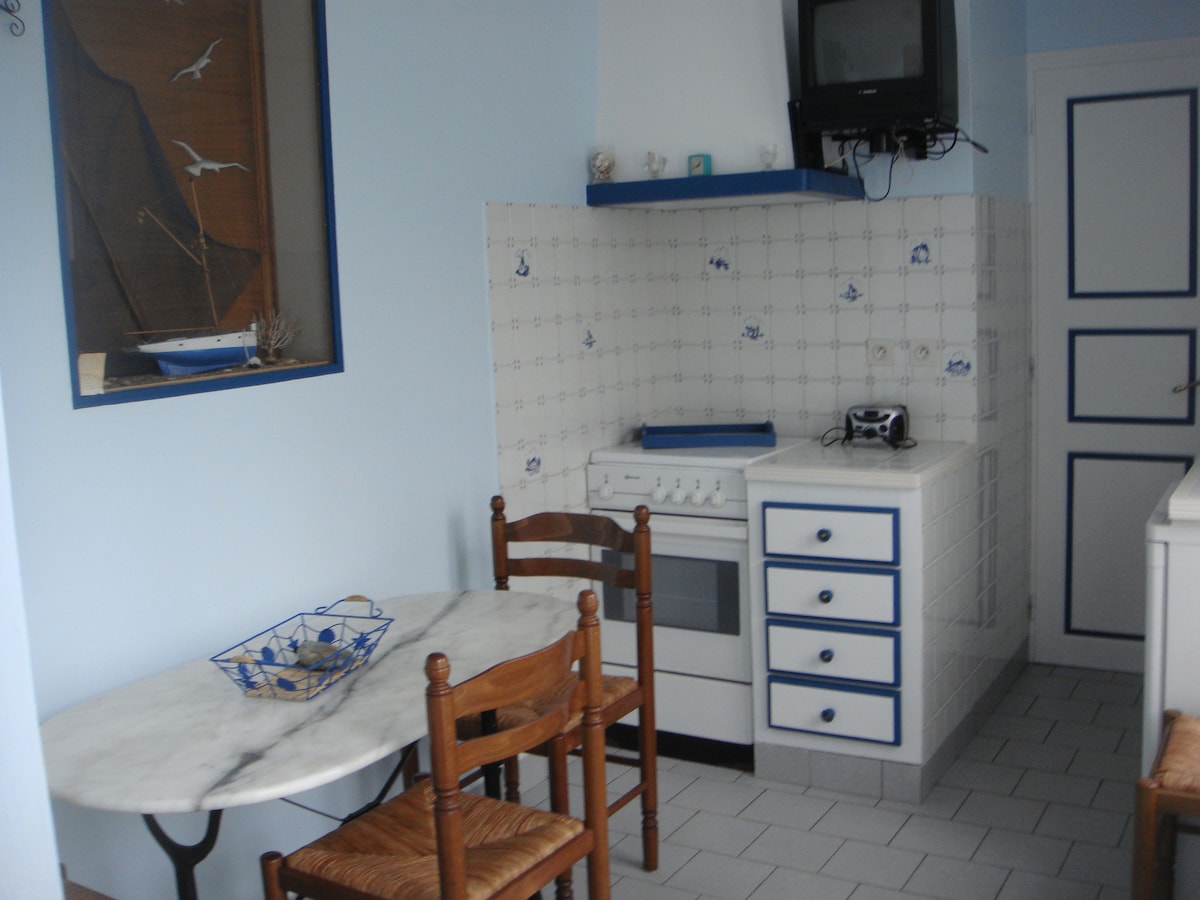 Annonce Airbnb populaire: Studio 800 m from the port, in a great location à Le Palais