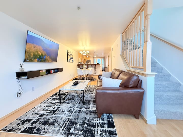 Convenient/cozy/ac Home- 2 Mins Walk To Light Rail - 투퀼라