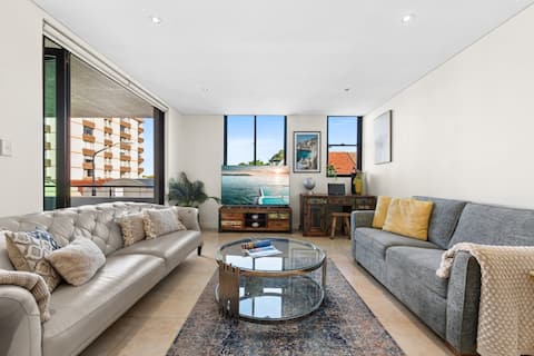 Bright & Spacious 2 BDR w/ Pool Parking Balcony AC
