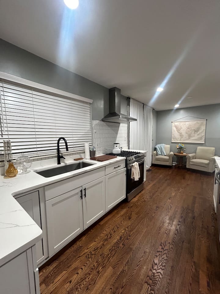 The STAY
Modern l Cozy l Oasis
3 Bd l 2 Ba l 4 TV