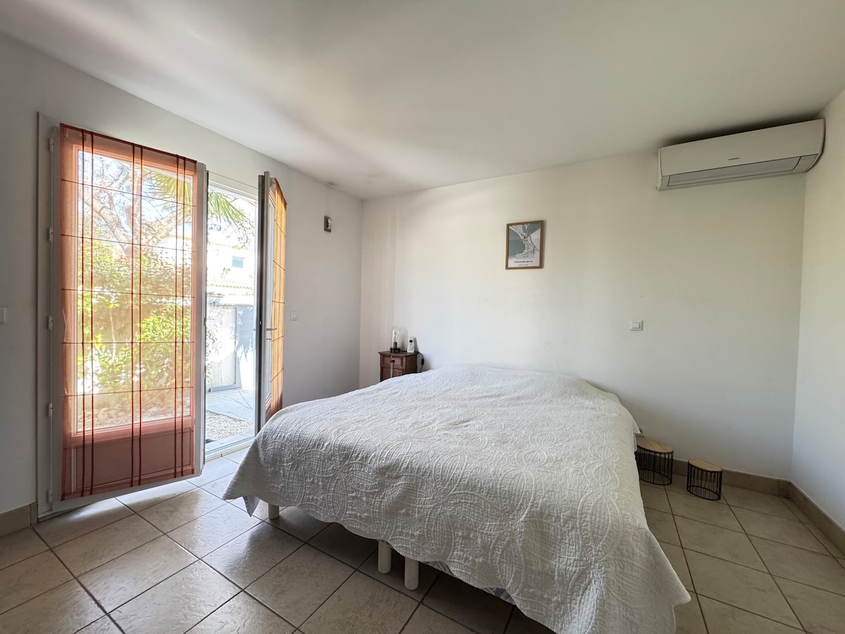 U prizemlju, glavni apartman od 14,36 m2 sa 180 kreveta, otvoren prema stražnjem vrtu s vanjskim dnevnim boravkom. Kupaonica od 5,56 m2 s tuš-kabinom i WC školjkom.
Krevet namješten pri dolasku, ručnici osigurani 