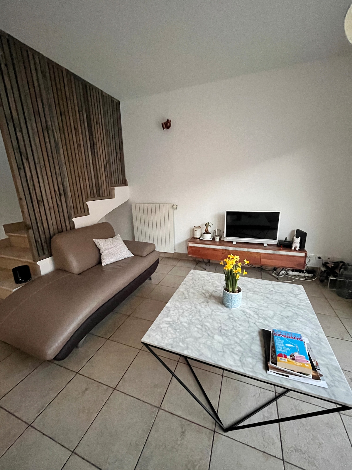 U prizemlju, dnevni boravak 27,28 m2 s otvorenom kuhinjom 9,11 m2
Uključujući kutni kauč s meridijanom i drugi kauč 
Svijetla prostorija s 2 prozora od poda do stropa i jednim prozorom 