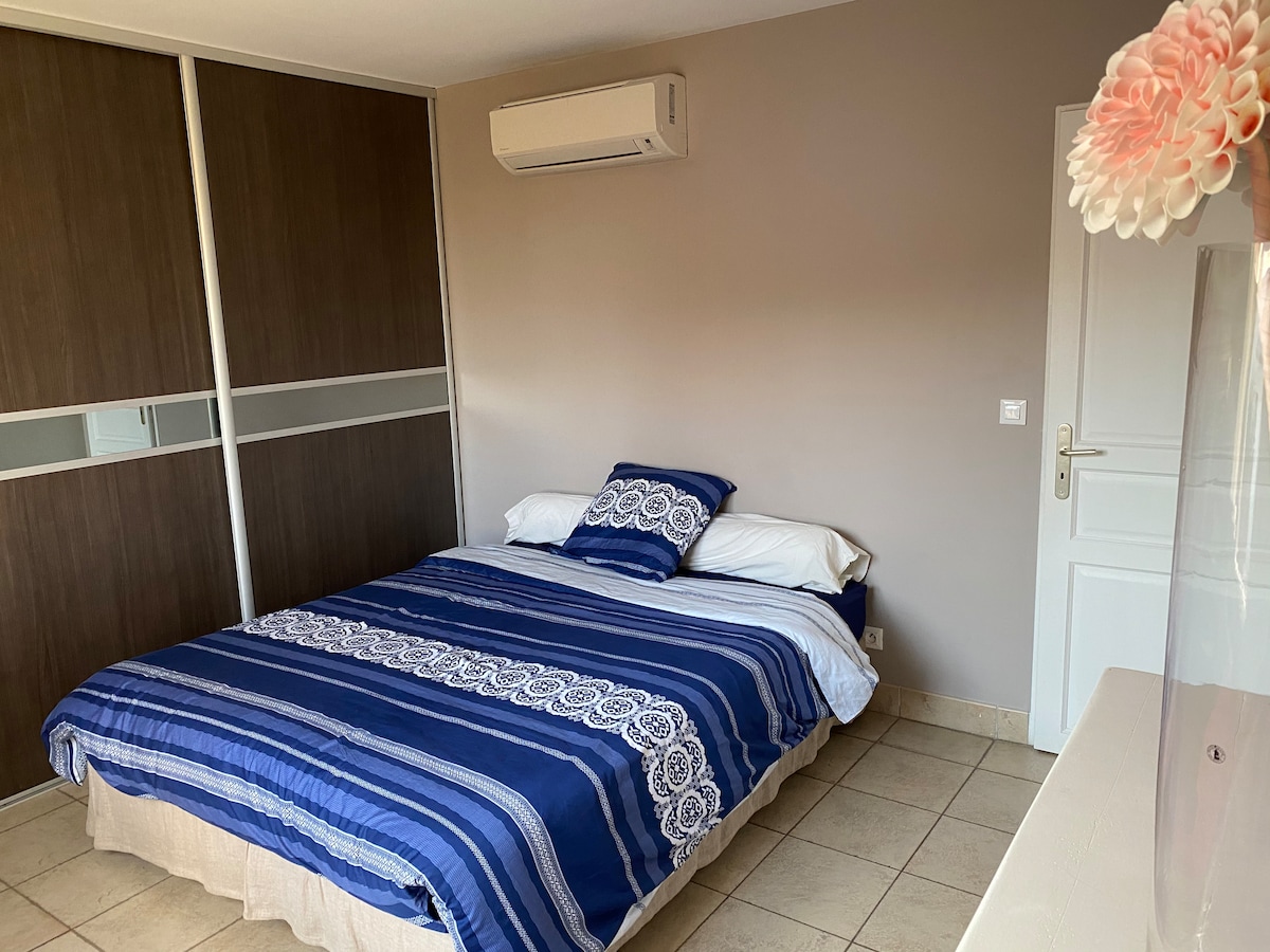 Na katu 
Spavaća soba od 14,09 m2 s krevetom od 160 cm namještenim po vašem dolasku, osigurana je toaletna posteljina. 
Veliki klizni ormar s garderobom.
Prozor opremljen mrežom za komarce.