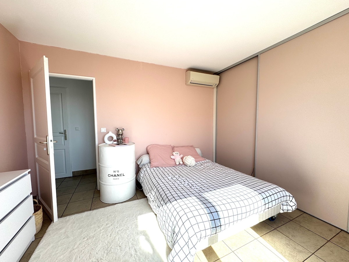 Spavaća soba na katu od 14,06 m2 s krevetom od 140 cm. 
Krevet namješten po dolasku, osigurana je posteljina.
Veliki ormar s garderobom.
Prozor opremljen mrežom za komarce.