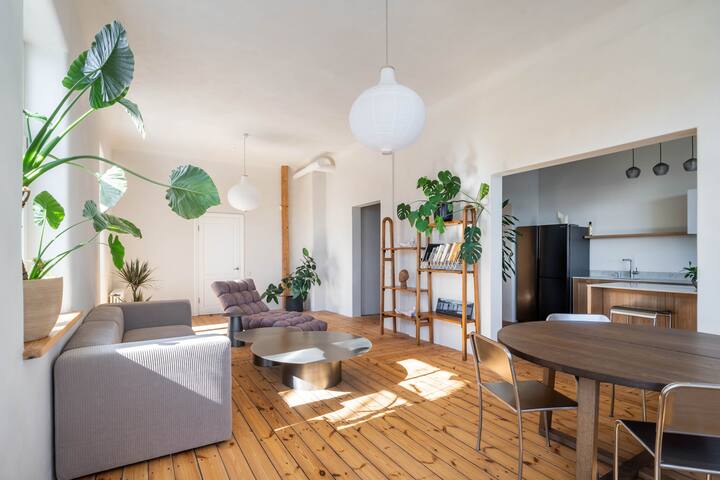 Charming flat | beautiful riverside views gallery image 2