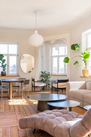 Charming flat | beautiful riverside views gallery image 5