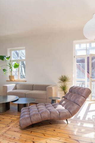 Charming flat | beautiful riverside views gallery image 3