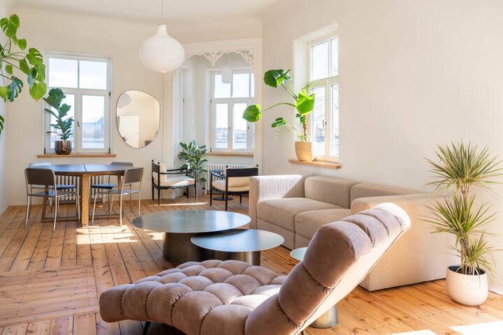 Charming flat | beautiful riverside views gallery image 4