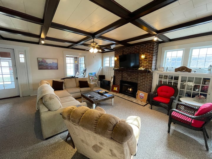 Clean & Spacious 2br Riverfront Home In Wellsville - Tomlinson Run State Park, New Cumberland