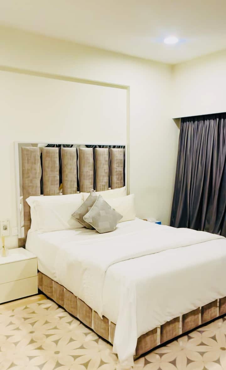 Kitanda cha starehe cha Queen katika chumba cha kulala 