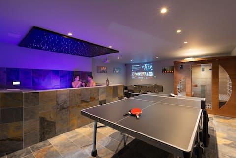 Spacious Villa – Hot Tub • Pool • Air Conditioning