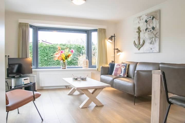 舒适的客厅配有超级舒适的沙发。