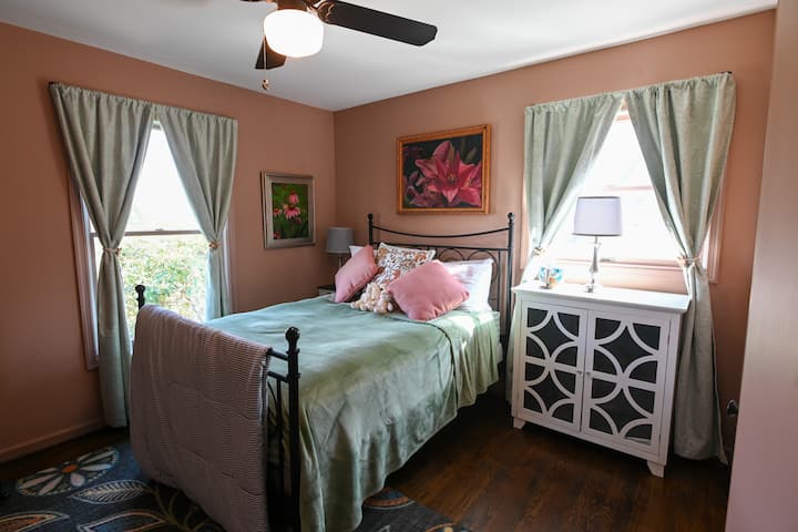 Une chambre charmante aux couleurs douces, agrémentée d’œuvres d’art originales et offrant une ambiance chaleureuse. Parfait pour la détente et le confort !
