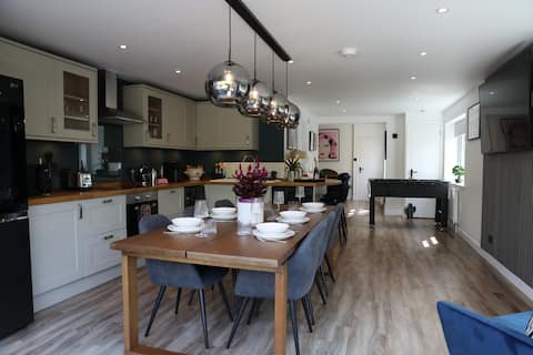 Cosy Home; 4BDR Luxury Stay with Double Parking