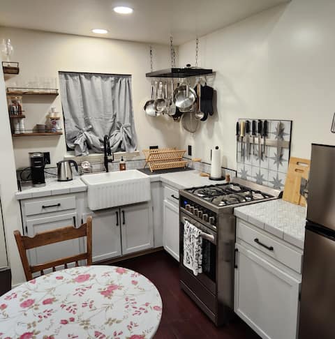 Popular Airbnb listing: Pet-Friendly Relaxed Tiny Cottage in San Antonio