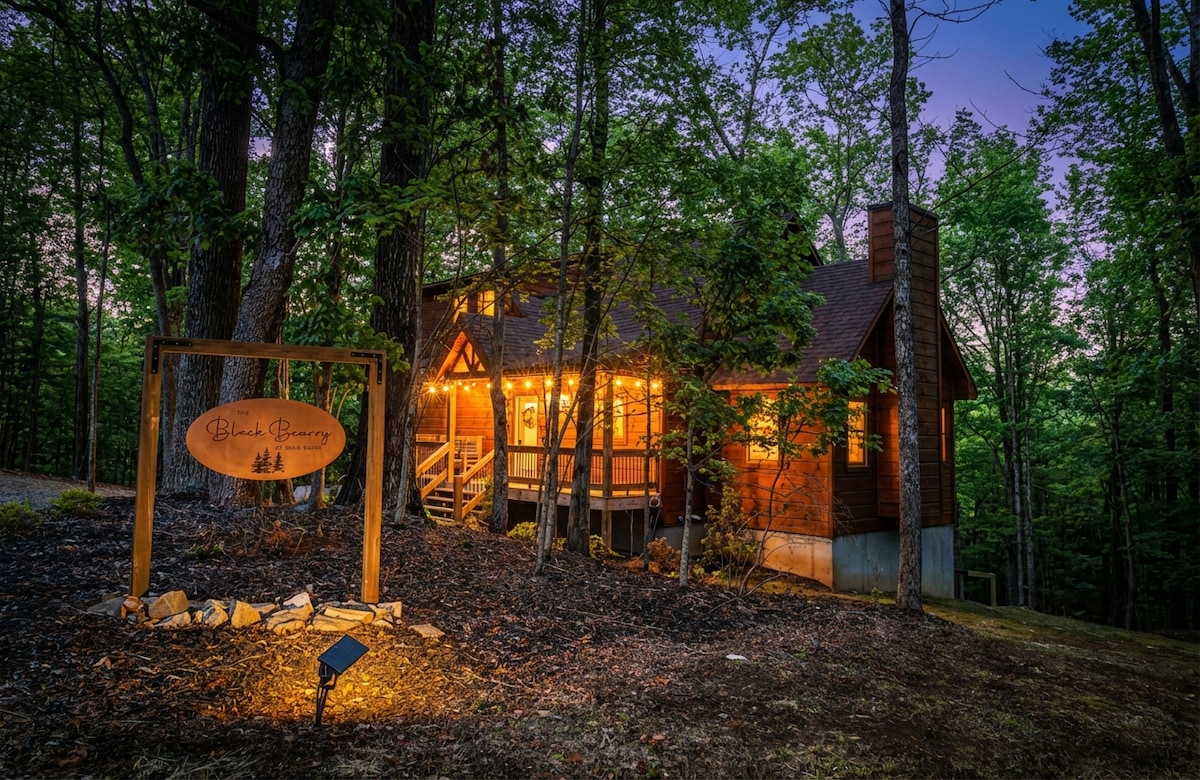 Bear-Guarded Firepit • Sauna • Game Room • Hot Tub - Cabins for