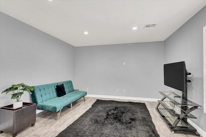 Suterénny oddychový priestor s dvojlôžkovou rozkladacou pohovkou, 50-palcovou inteligentnou televíziou a biliardovým stolom, všestranný priestor na odpočinok a zábavu.