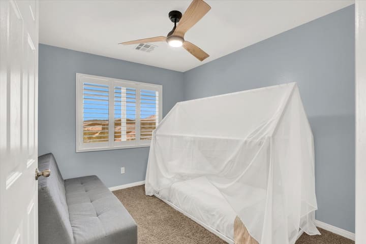 Obliečky a prikrývky hotelovej kvality pre pokojný spánok v každej izbe, s televízormi vo vybraných spálňach.