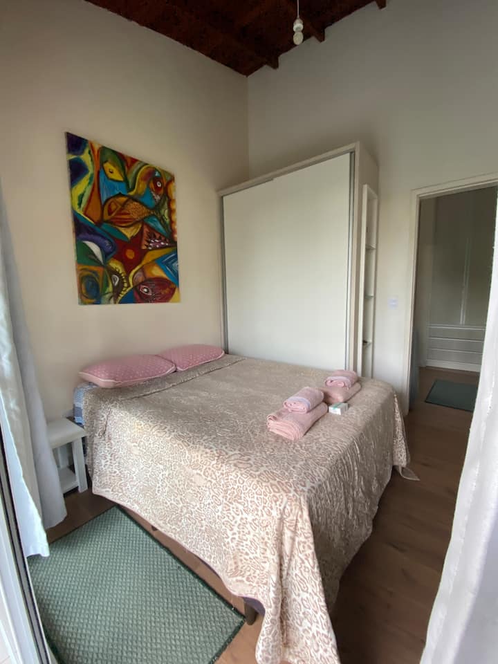 Habitación muy cómoda, tiene un armario. Dispensación muy espaciosa 
aire acondicionado. Tiene un ventilador tranquilo para las noches más calurosas. 
