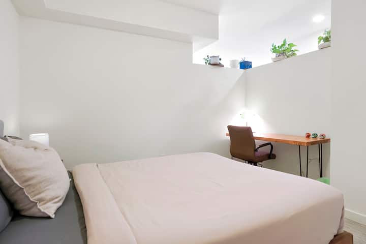 Удобен брачен кревет (широк 150-179 см) и работна станица на биро во спалната соба ако треба да работите додека сте во градот!