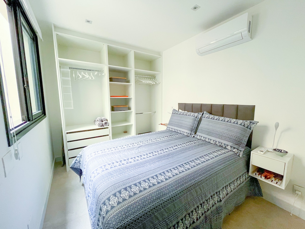 غرفة بها إضاءة! (الستارة معتمة)
- سرير مزدوج مع لوح أمامي ومرتبة فاخرة.
- طاولة بجانب السرير على كل جانب مع مصباح. مع مقبس قريب.
- تتوفر مناشف مختلفة.
- مكيفات الهواء وآمنة بكلمة مرور رقمية.