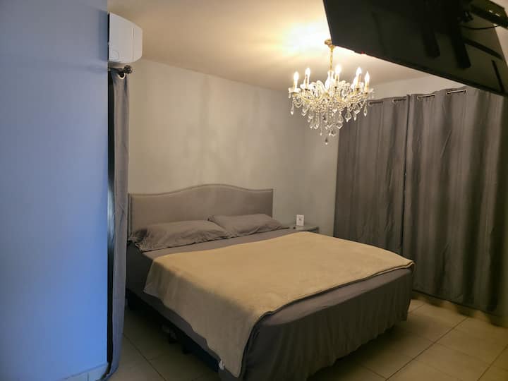 Bračni krevet (širine 180 – 200 cm) u glavnoj spavaćoj sobi, a u sobi je i pametni televizor za vašu udobnost.