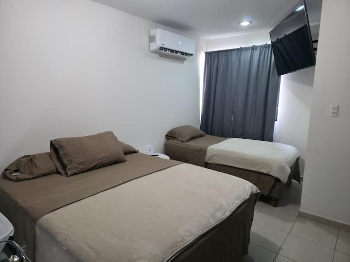 Spavaća soba s bračnim krevetom (širine 150 – 179 cm) i krevetom za jednu osobu. Klima-uređaj i pametni TV.