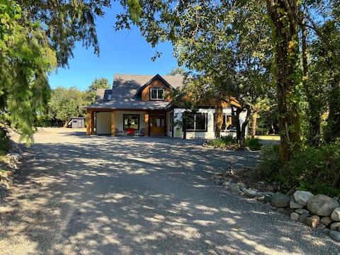 5BR Farmhouse Retreat+Pool & Hot Tub 7.5 Acre Farm