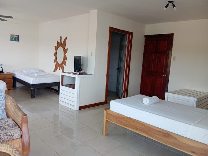 Dhomë me krevate të rehatshëm që të japin pushimin më të mirë