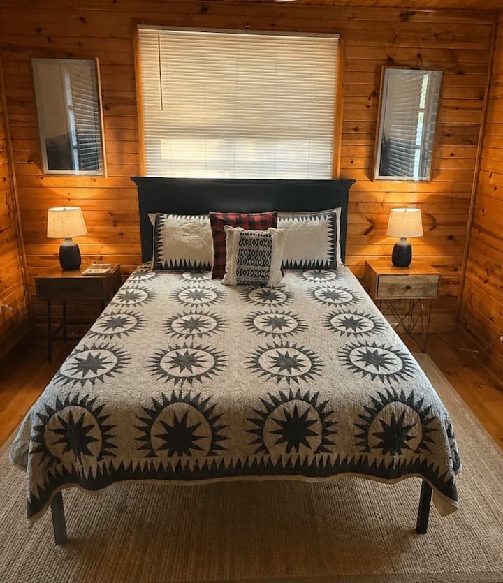 Nous avons récemment ajouté une chambre privée supplémentaire, équipée d'un lit Queen. Située juste à côté de la cuisine et à proximité de la salle de bain complète dans le couloir au rez-de-chaussée.