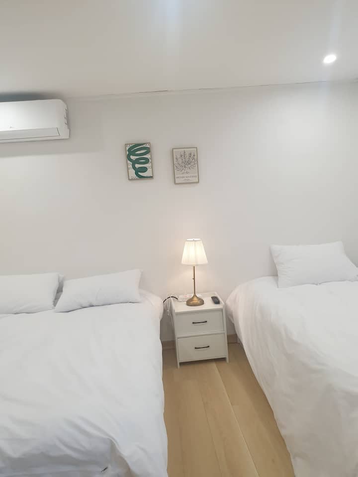 1 cama doble, 1 cama individual y ropa de cama