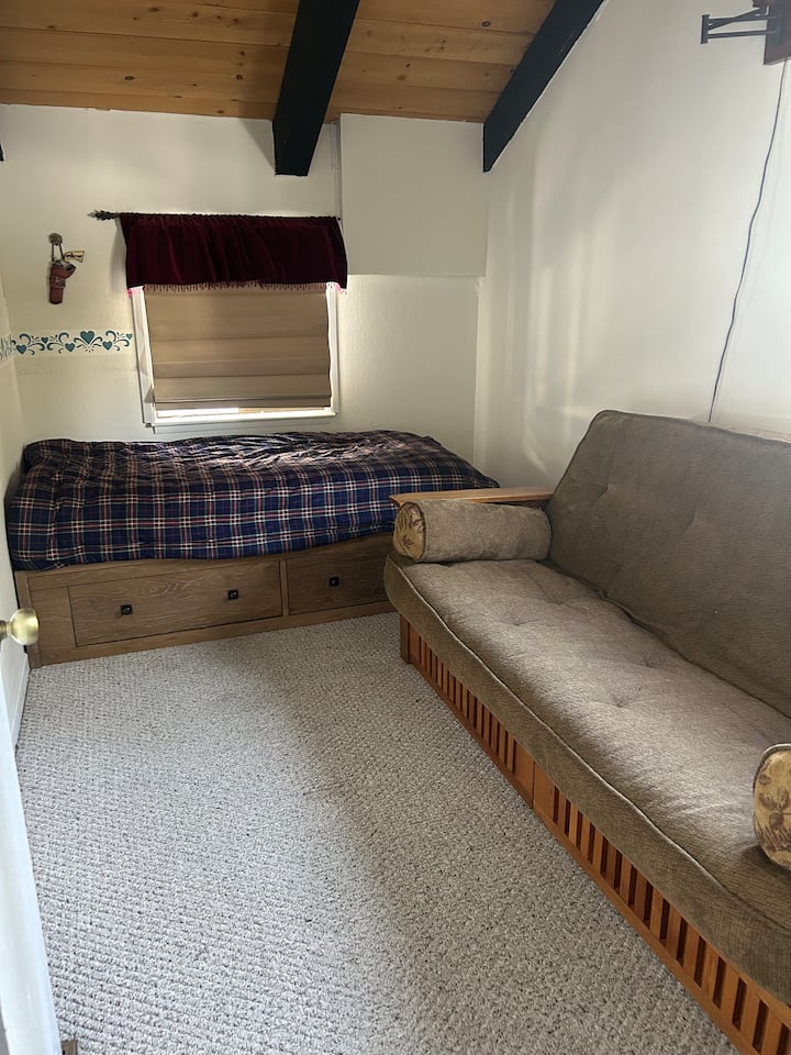 חדר השינה עם מיטת הקומתיים בקומה השנייה משתנה! בחדר השינה הזה יהיו עכשיו מיטת קומתיים וספה פוטון בגודל מלא שנפתחת מספה למיטה בגודל מלא. גם הטלוויזיה החכמה המותקנת על הקיר תגיע בקרוב! 