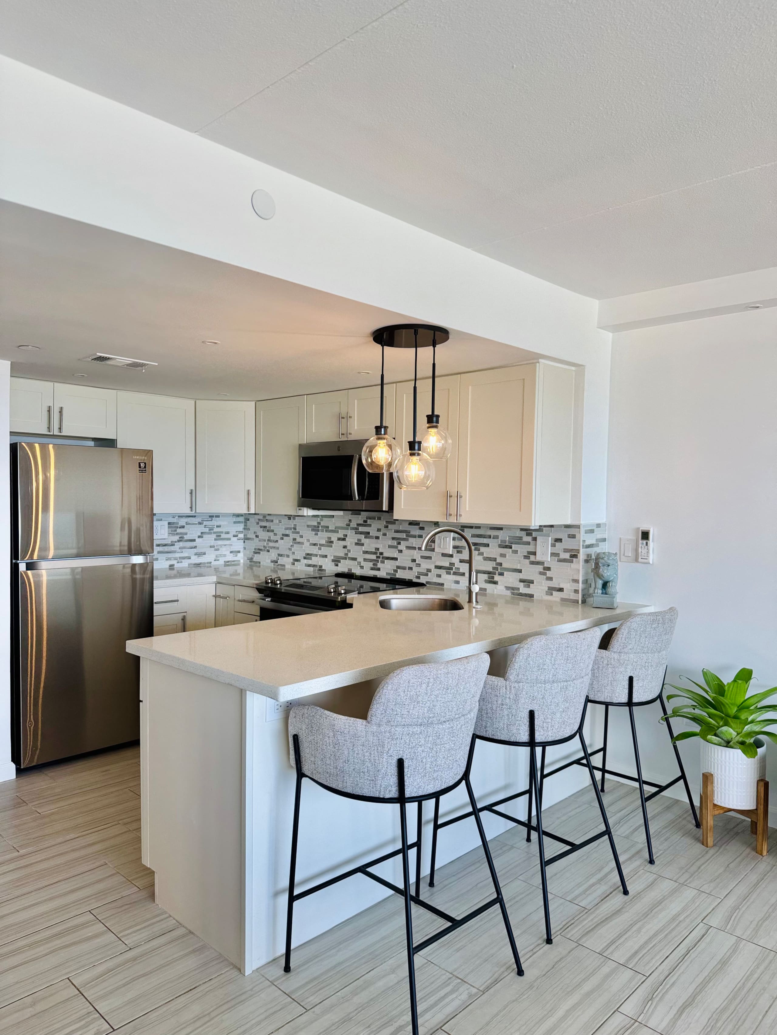 Condo in Honolulu · ★4.9 · 1 bedroom · 2 beds · 1 private bath - Image 33