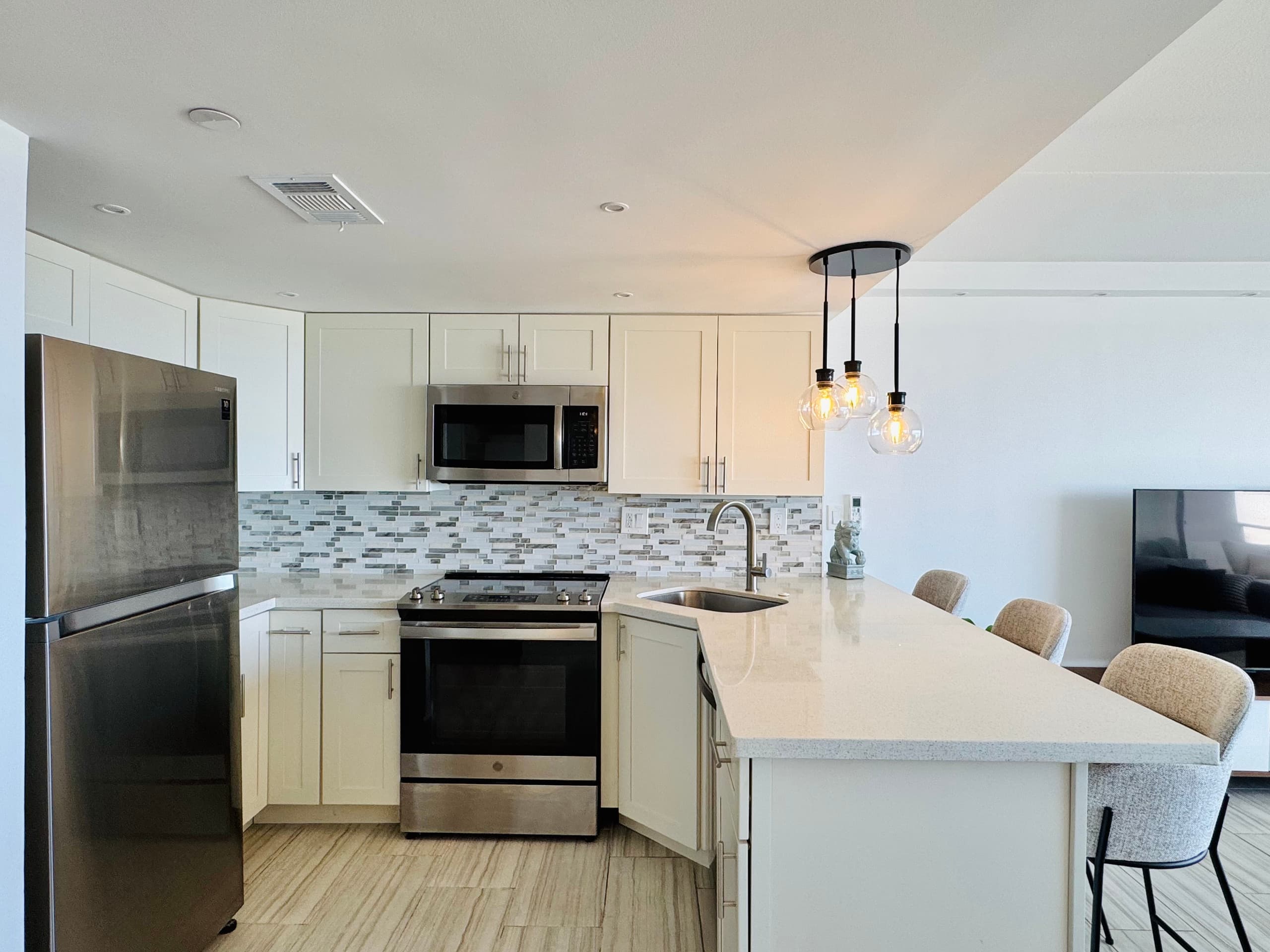 Condo in Honolulu · ★4.9 · 1 bedroom · 2 beds · 1 private bath - Image 32