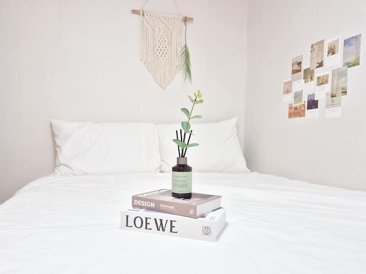 È una camera da letto con un tavolo da toeletta, adatta a chi vuole un letto senza testiera, e l'abbiamo resa uno spazio accogliente. 